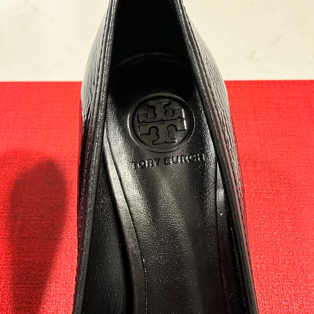 TORY BURCH PRE-LOVED AUTHENTIC SIGNATURE DOUBLE ‘T’ GOLD GENUINE LEATHER SHOES - Picture 15 of 17
